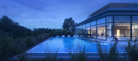 Una piscina techada, una piscina al aire libre