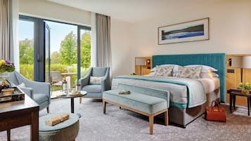 Quarto casal | Roupas de cama premium, cofres nos quartos, escrivaninha