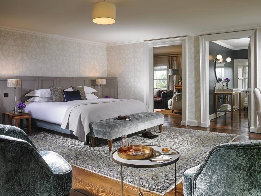 Ropa de cama de alta calidad y caja de seguridad en la habitación