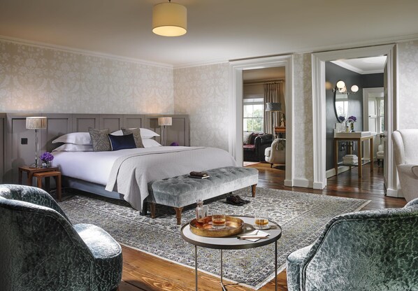 Ropa de cama de alta calidad y caja de seguridad en la habitación 