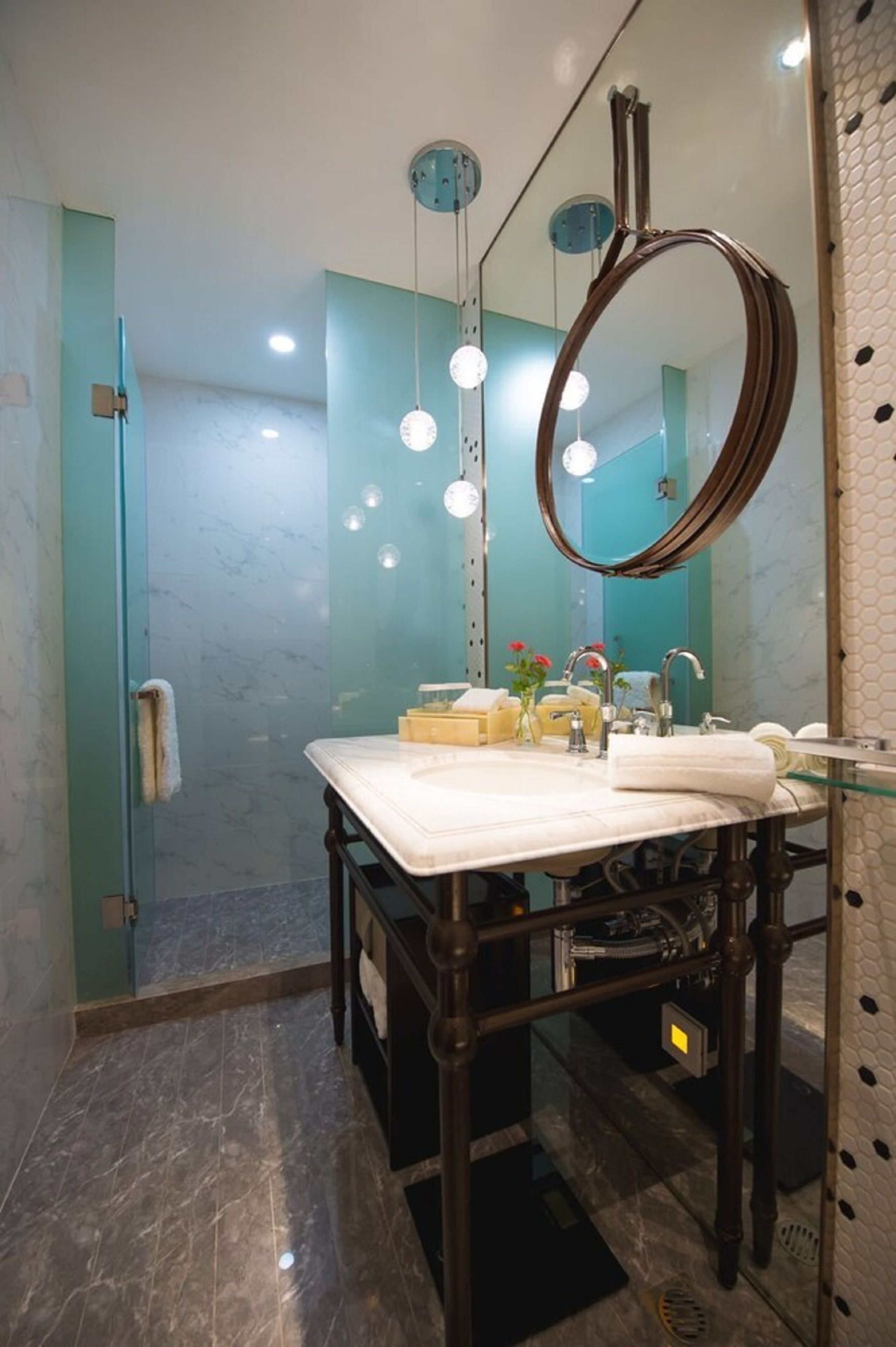 shower, rainfall showerhead, free toiletries, bathrobes