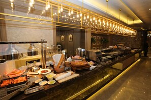 A buffet setup with various food items and kitchen equipment. - Metropolo Classiq Shanghai Nanjing Road East Hotel (Shanghai)