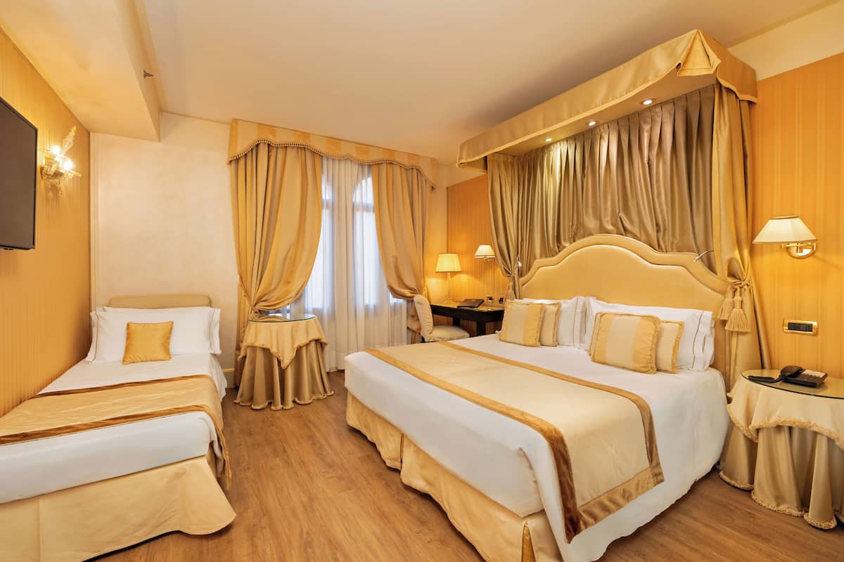 Deluxe-værelse til 3 personer | Premium-sengetøj, dundyner, minibar, pengeskab på værelset