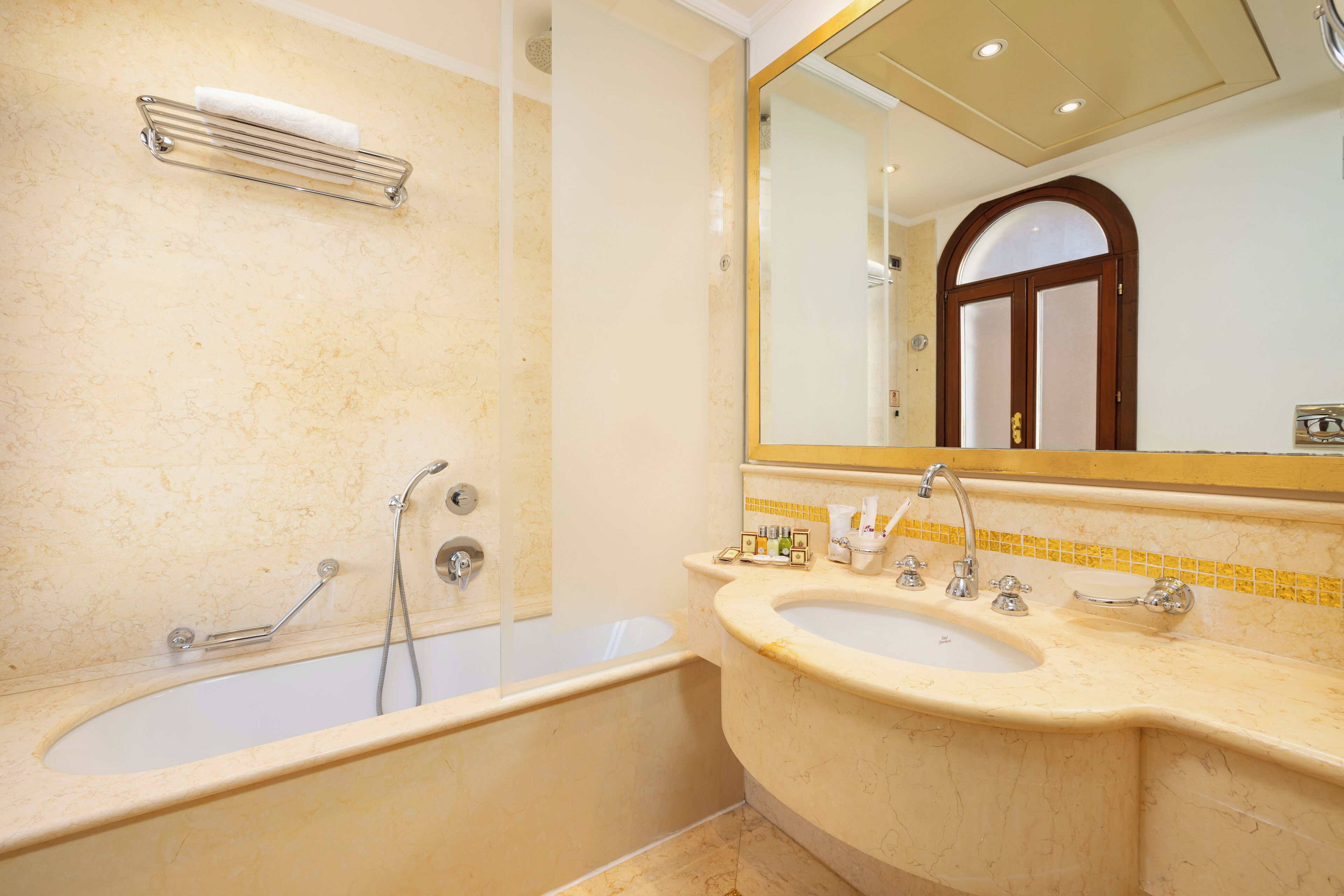 junior suite (double) | bathroom | combined shower/bathtub, designer toiletries, hair dryer, bidet