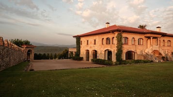 Vista frontal de la propiedad