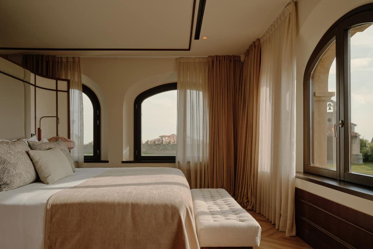 Suite, Tower | Minibar, in-room safe, desk, soundproofing