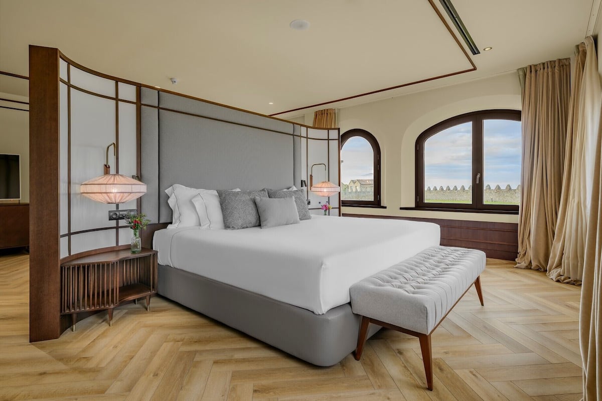 Suite, Tower | Minibar, in-room safe, desk, soundproofing