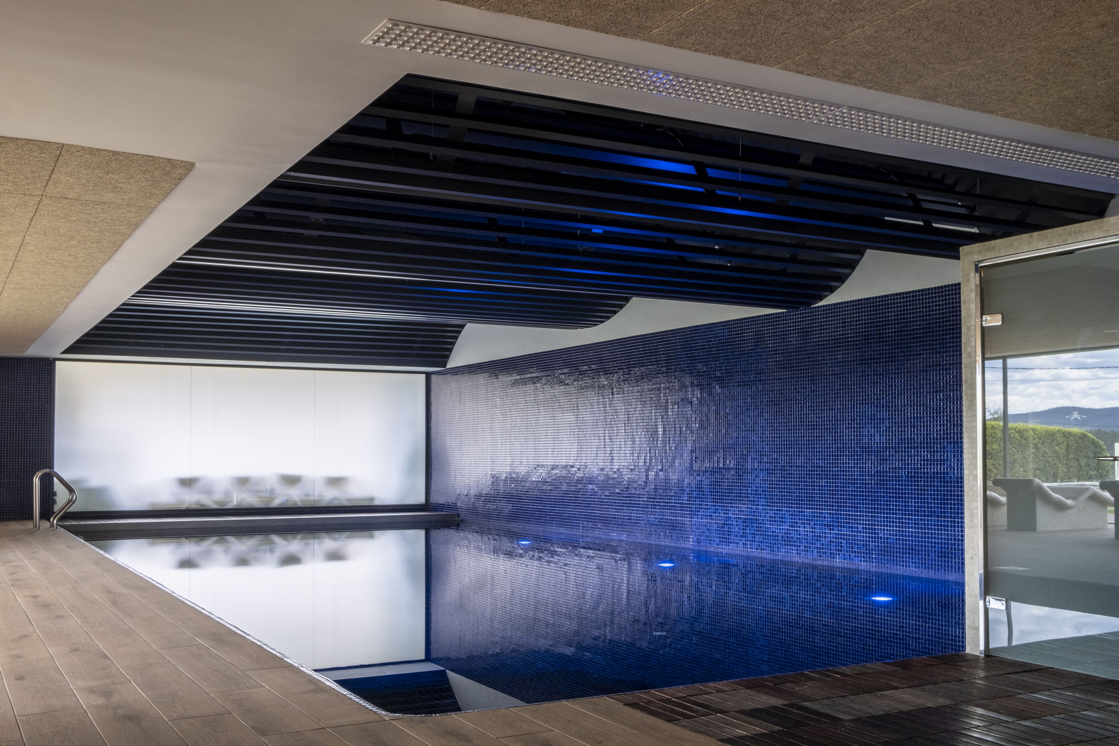 室内游泳池，日光浴躺椅