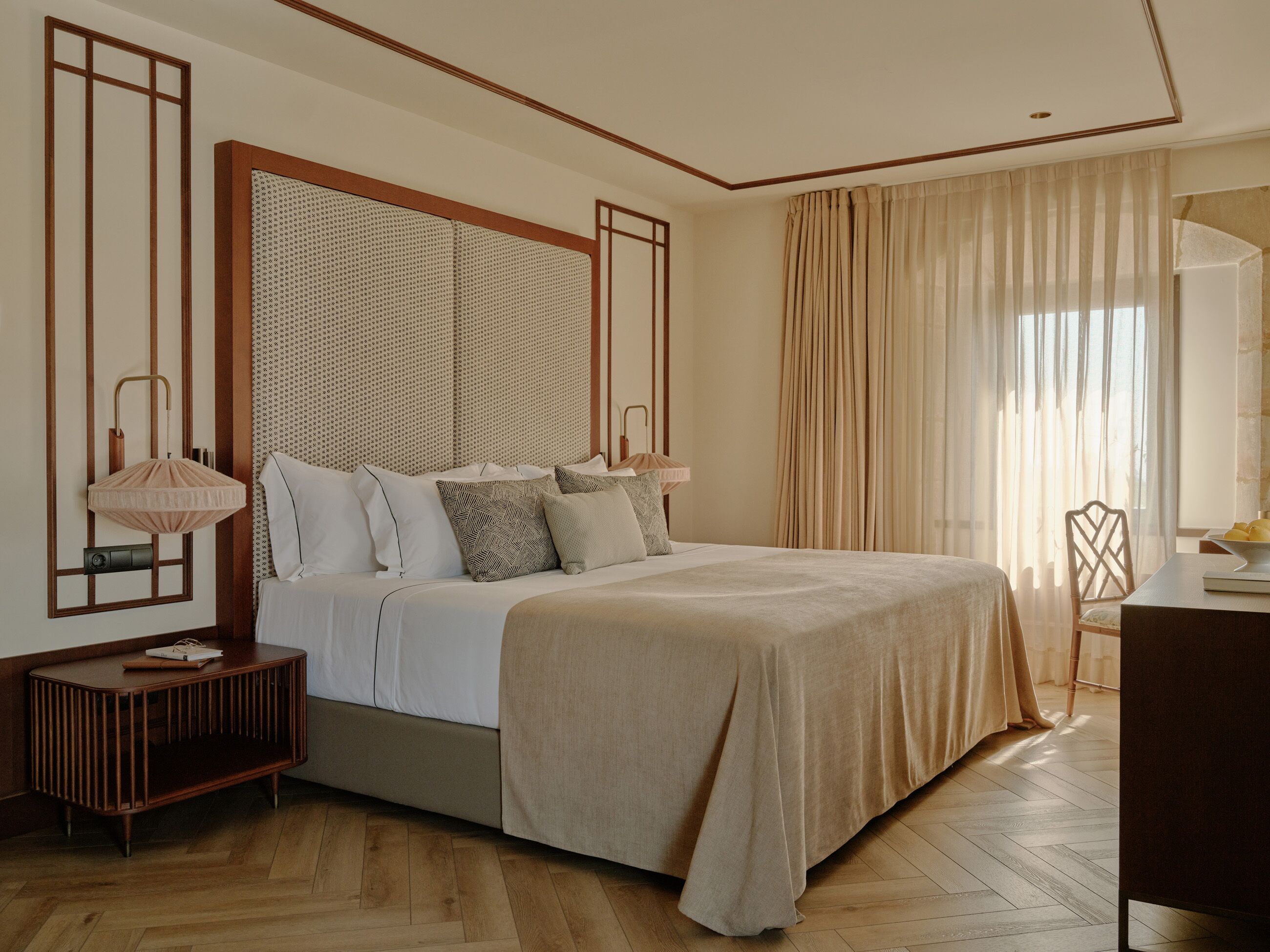 Panoramic Suite | Minibar, in-room safe, desk, soundproofing
