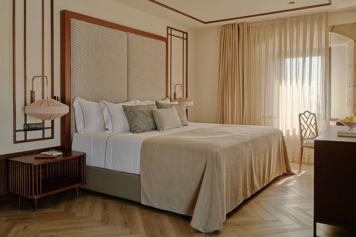 Panoramic Suite | Minibar, in-room safe, desk, soundproofing