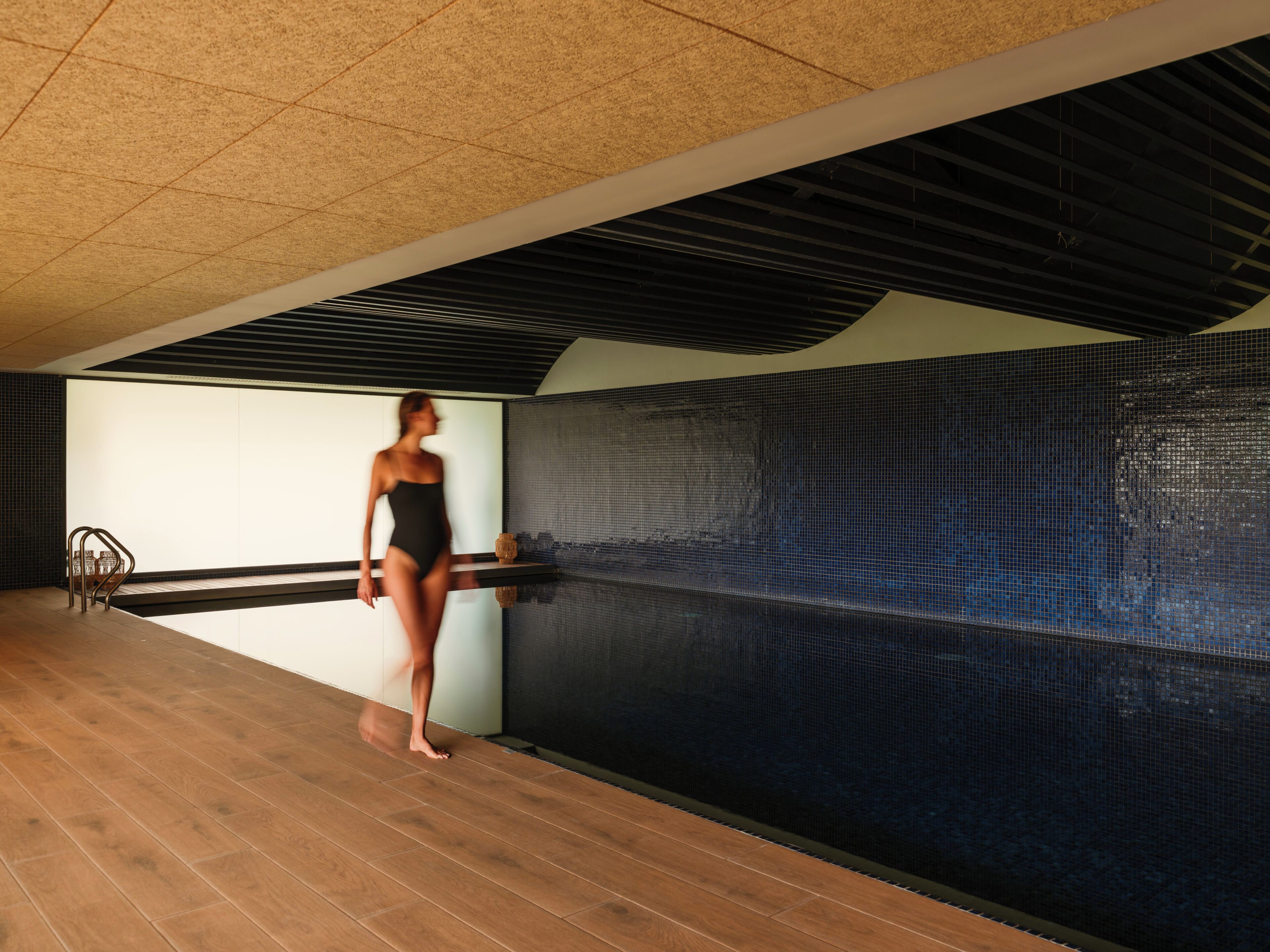 Una piscina cubierta, tumbonas
