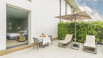 Jr Suite con Jardin | Minibar, caja fuerte, escritorio y sistema de insonorización