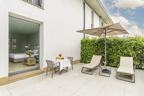 Jr Suite with Garden | Minibar, in-room safe, desk, soundproofing - CoolRooms Palacio de Luces (Colunga)