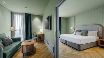 Grand suite, 2 slaapkamers | Een minibar, een kluis op de kamer, een bureau, geluiddichte muren