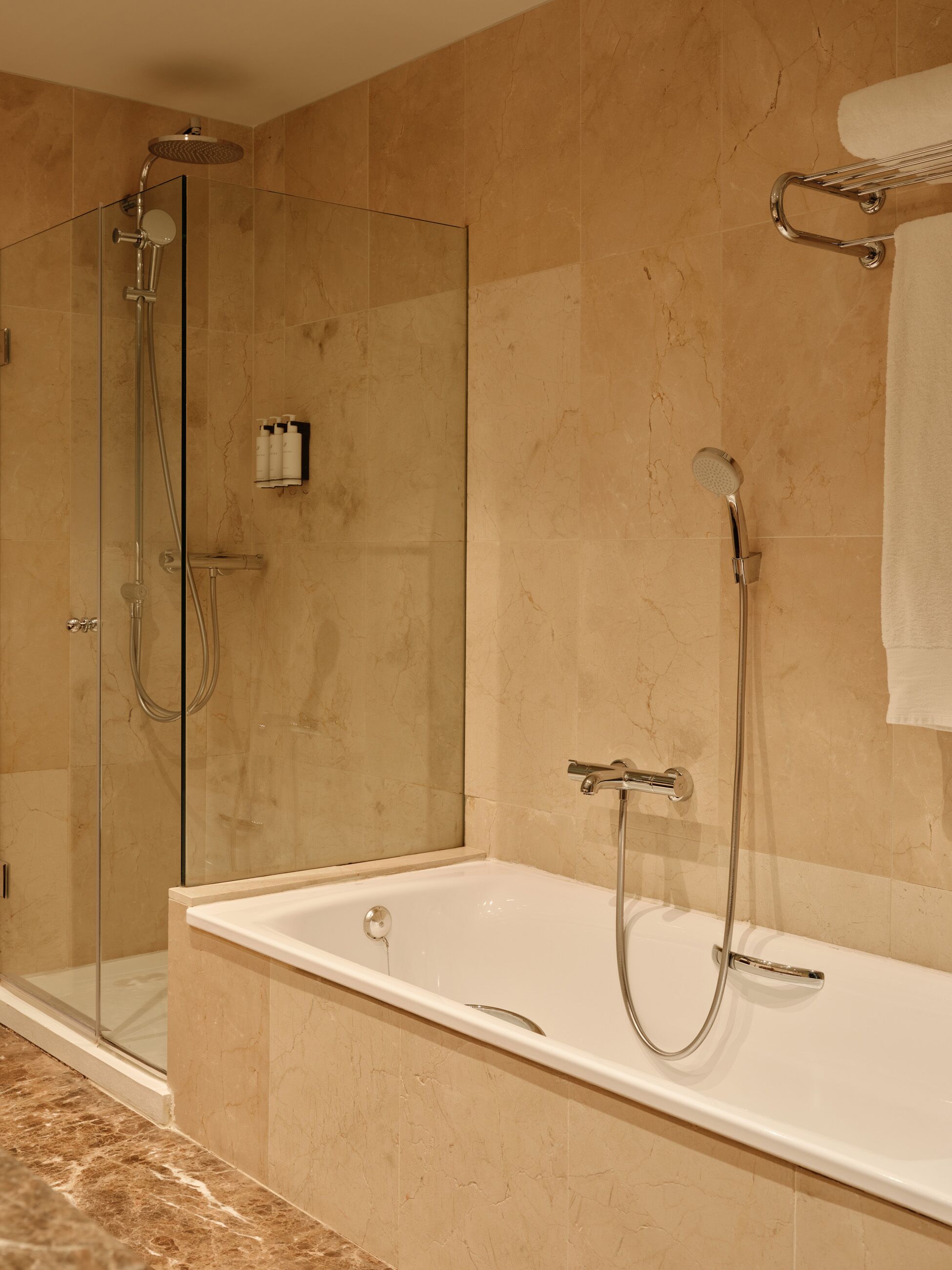 Suite, 2 habitaciones | Baño | Bañera y ducha independientes y artículos de higiene personal ecológicos