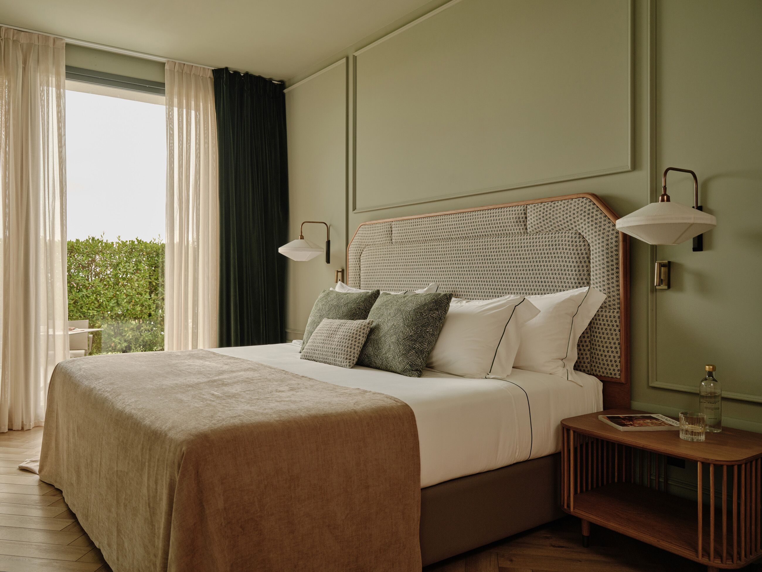 Suite, terraza | Minibar, caja fuerte, escritorio y sistema de insonorización