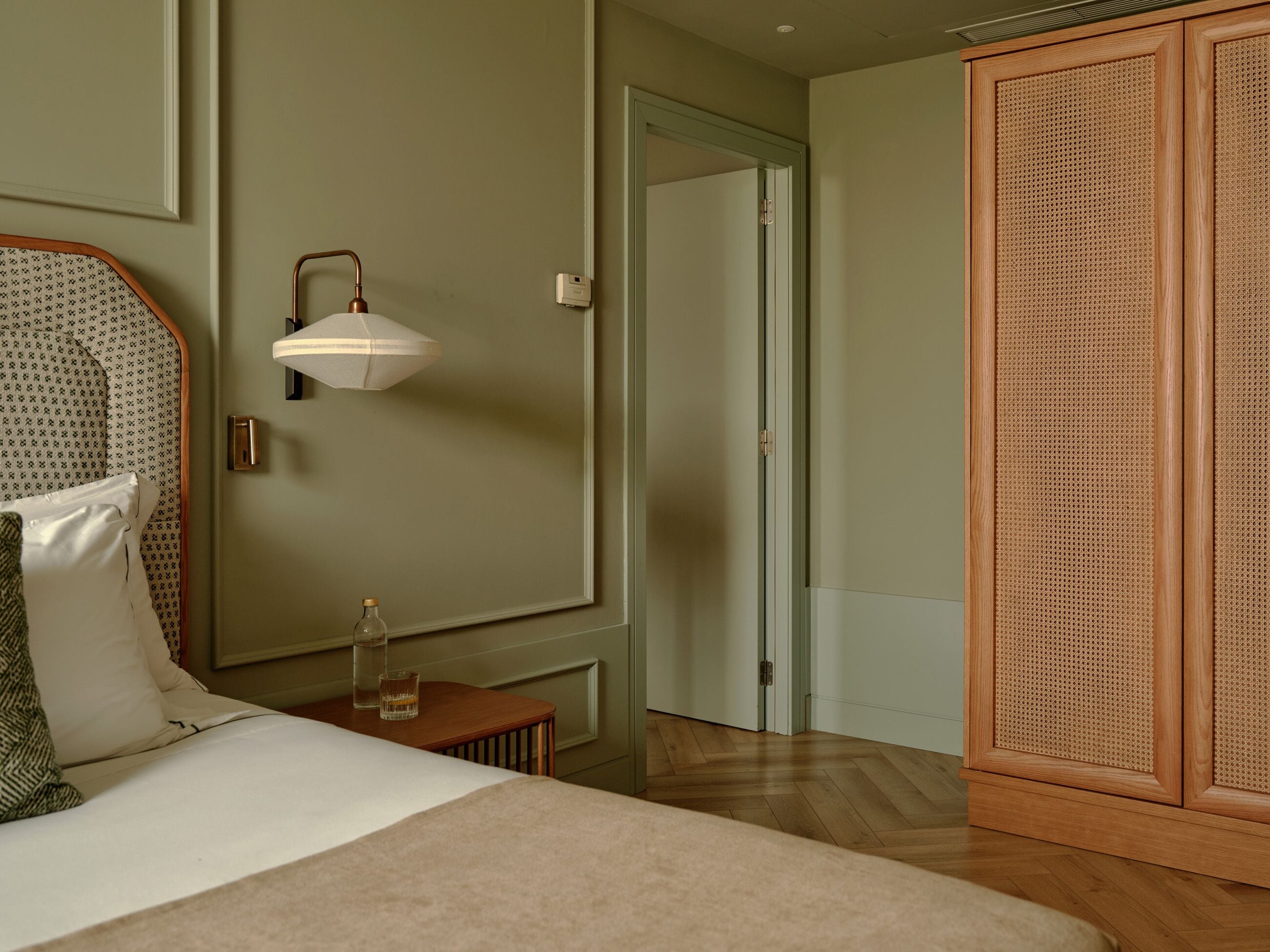 Suite, terrasse | Minibar, safe på rommet, skrivebord og lydisolert