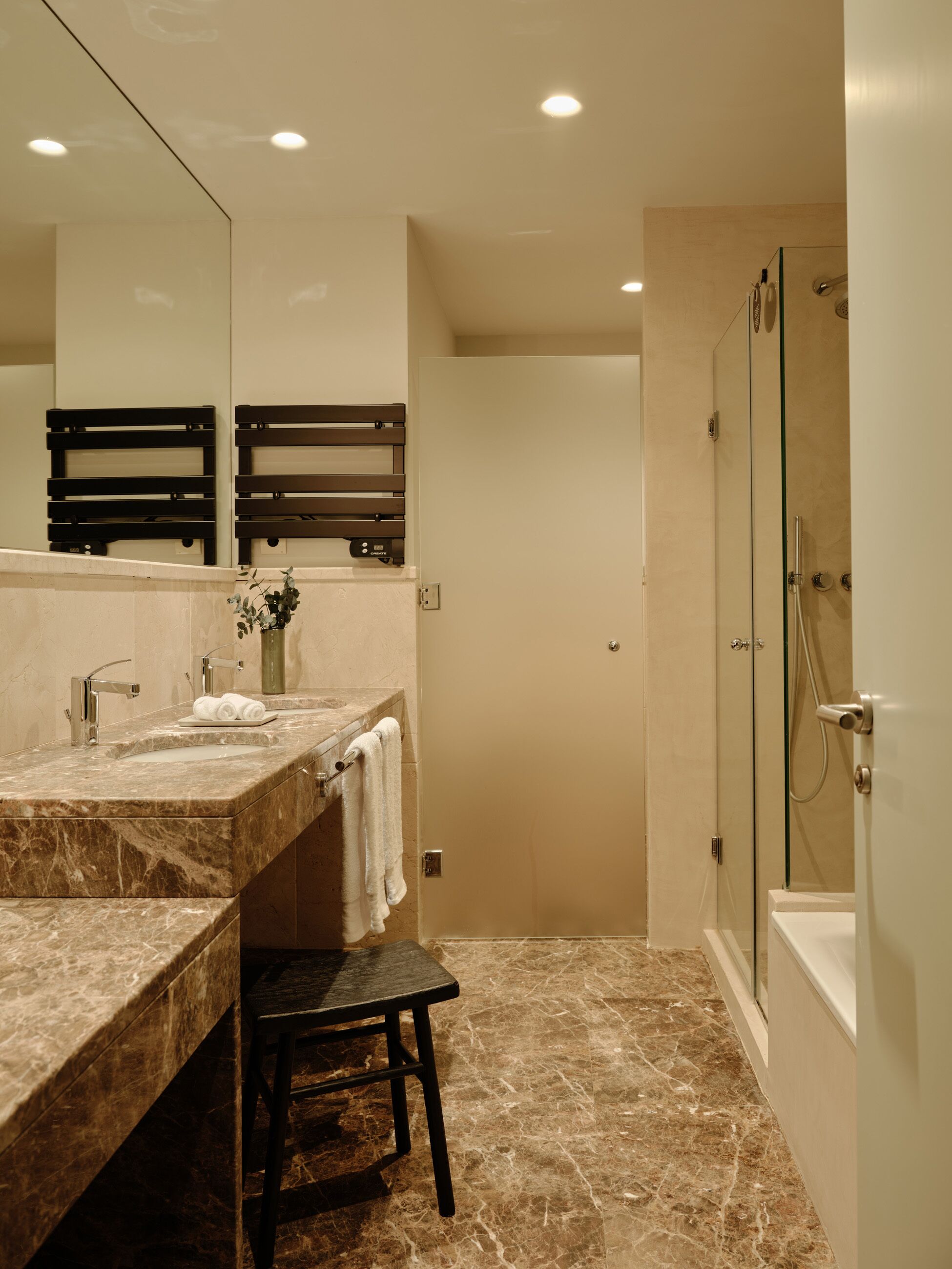 Suite junior | Baño | Bañera y ducha independientes y artículos de higiene personal ecológicos