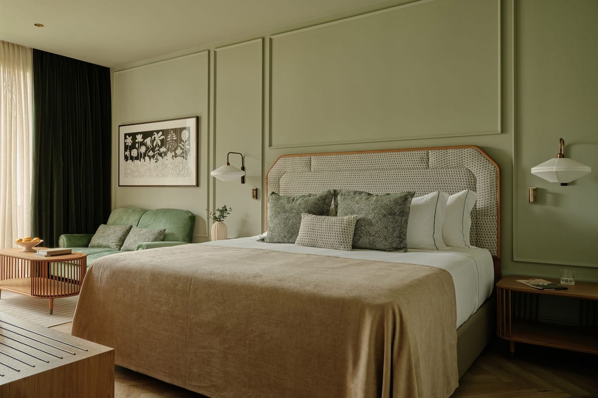 Junior Suite | Minibar, in-room safe, desk, soundproofing