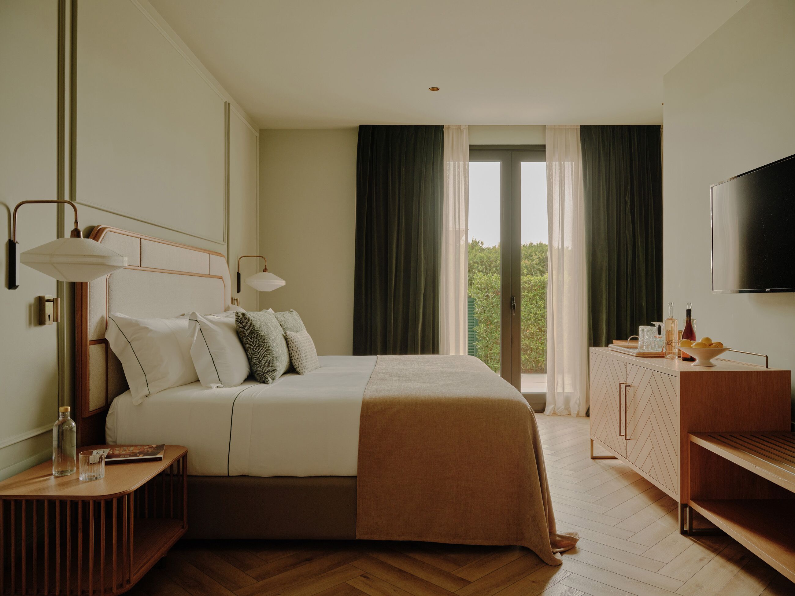 Jr Suite with Garden | Minibar, in-room safe, desk, soundproofing
