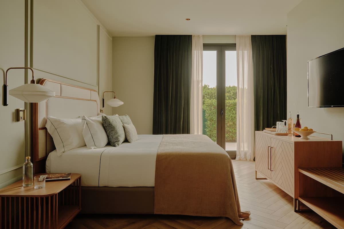 Jr Suite with Garden | Minibar, in-room safe, desk, soundproofing