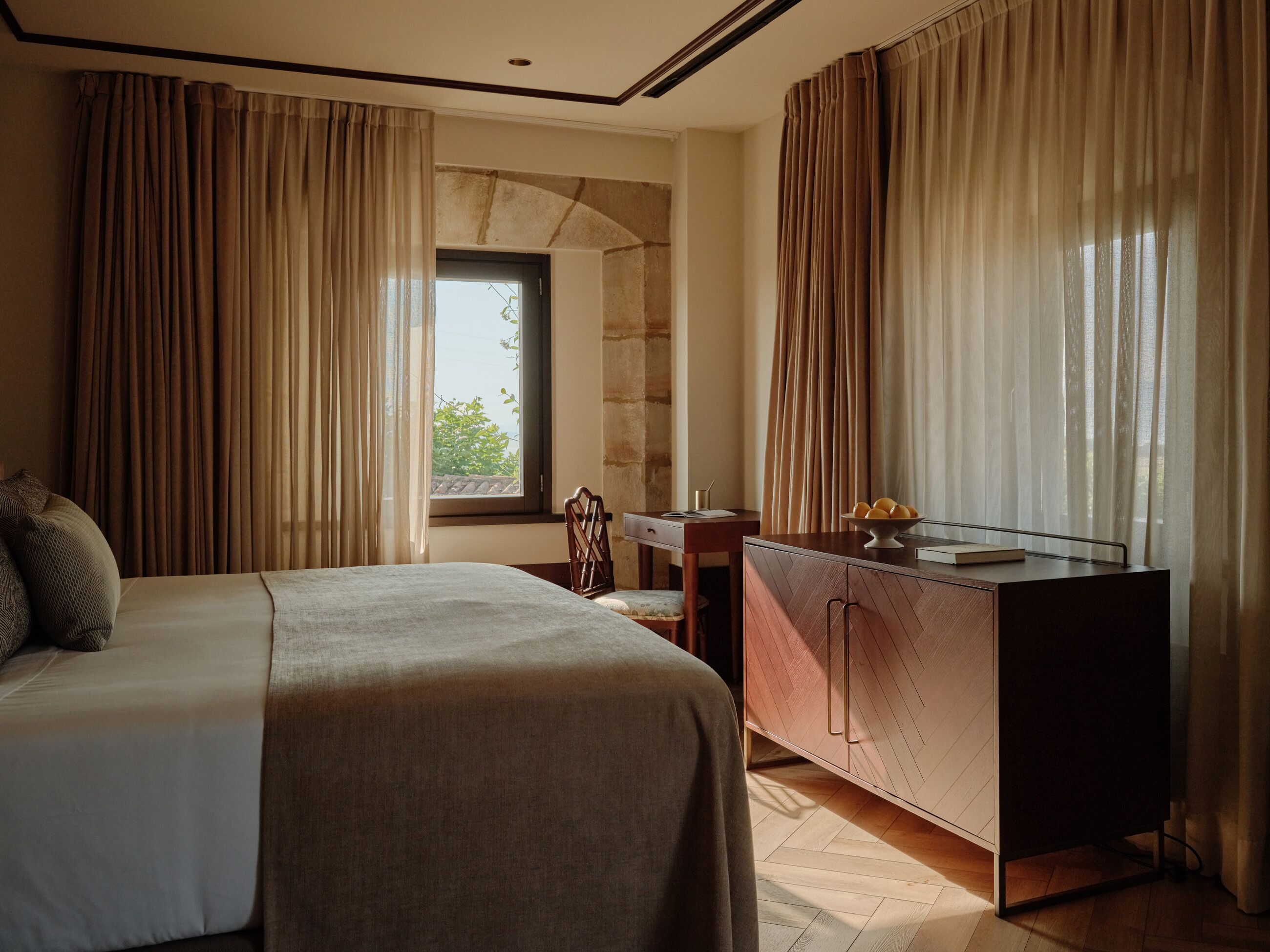 Panoramic Suite | Minibar, in-room safe, desk, soundproofing