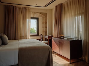 Panoramic Suite | Minibar, in-room safe, desk, soundproofing