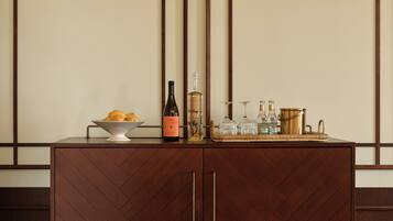 Suite, en una planta alta | Minibar, caja fuerte, escritorio y sistema de insonorización