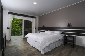 Chambre Supérieure, 1 très grand lit, vue jardin | Vue sur le jardin