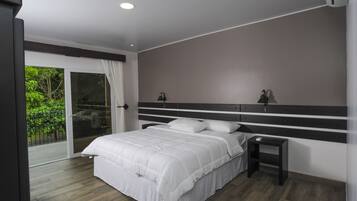 Superior Room, 1 King Bed, Garden View | In-room safe