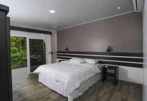 Rom – superior, 1 kingsize-seng, hageutsikt | Safe på rommet