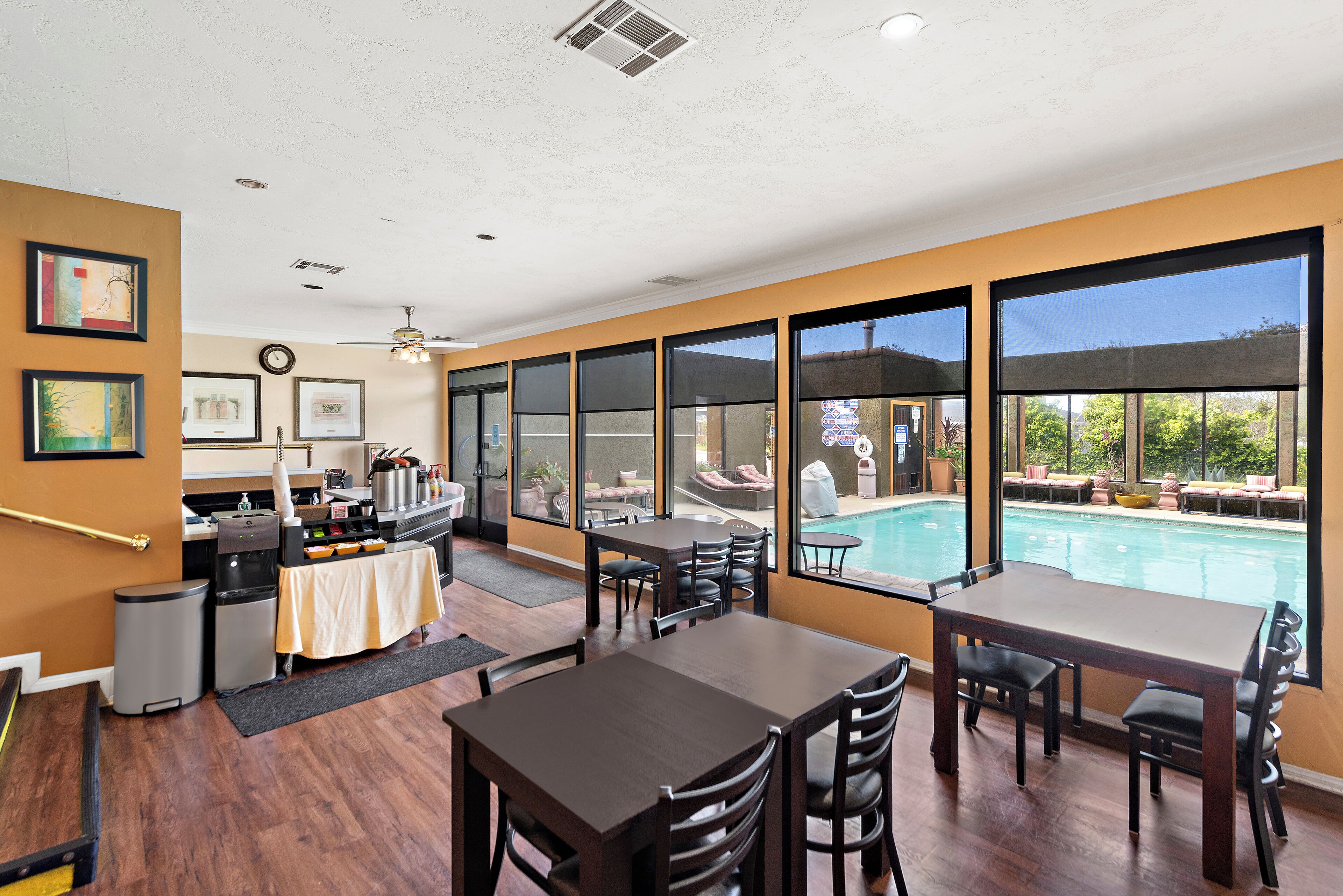 free daily continental breakfast