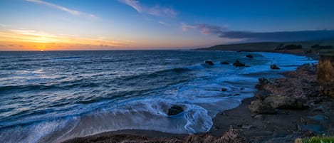 Una spiaggia nelle vicinanze