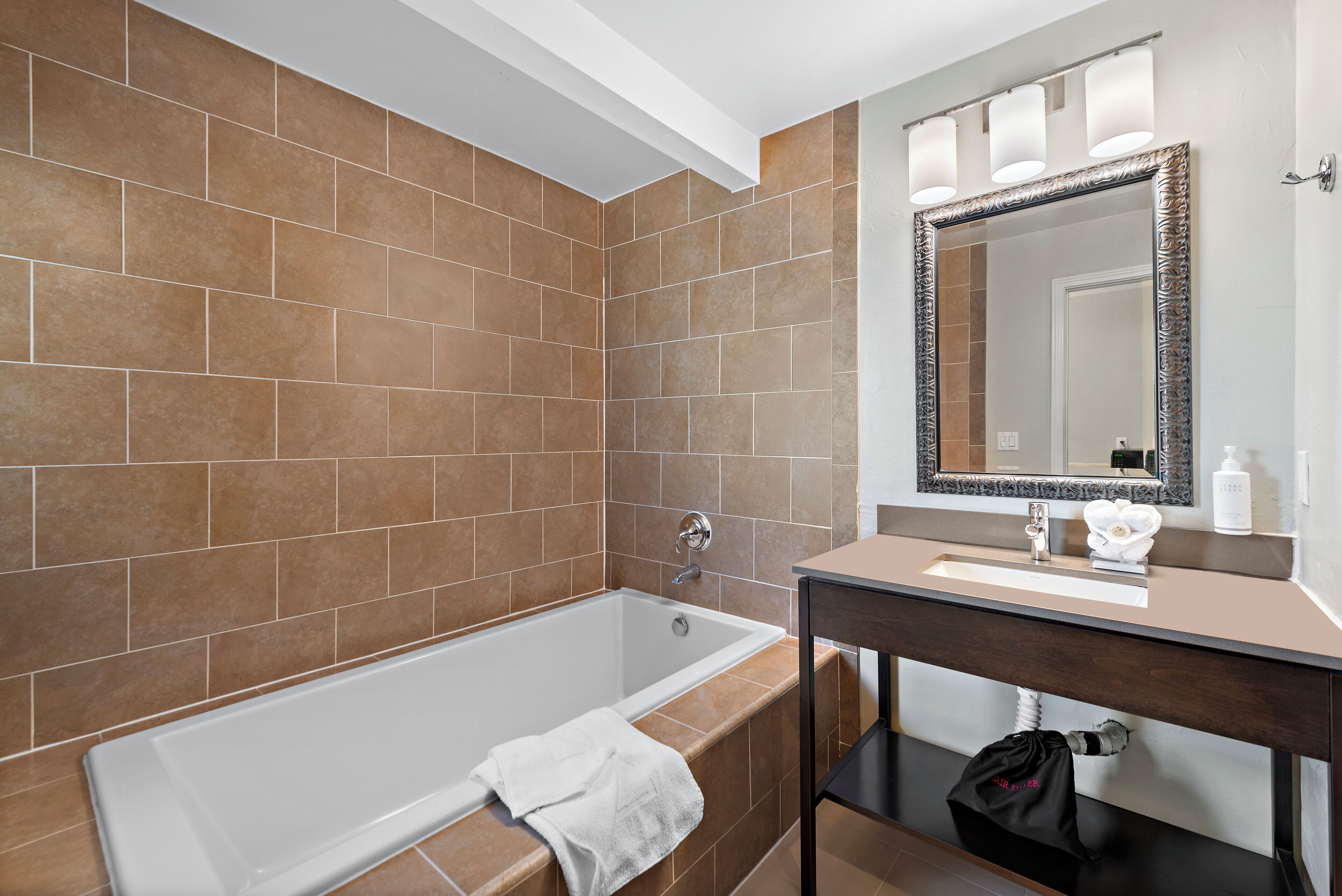 combined shower/bathtub, free toiletries, hair dryer, towels