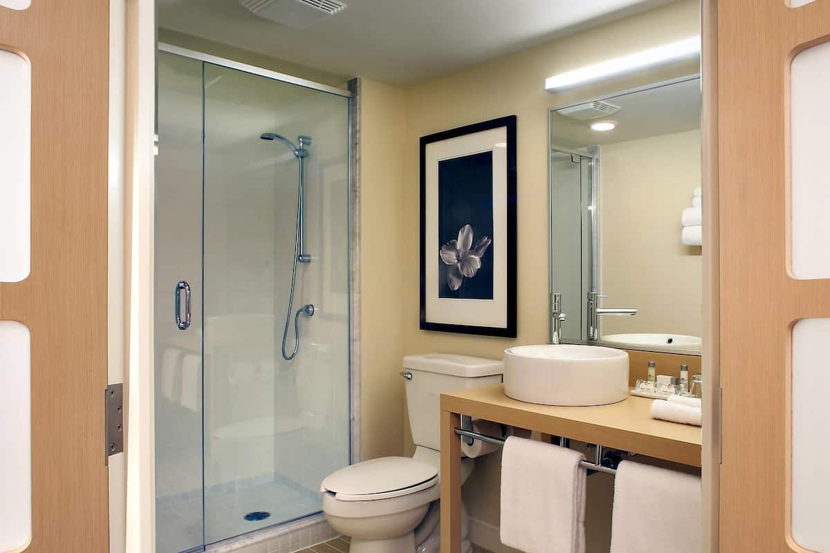 Premium bedding, in-room safe, desk, laptop workspace
