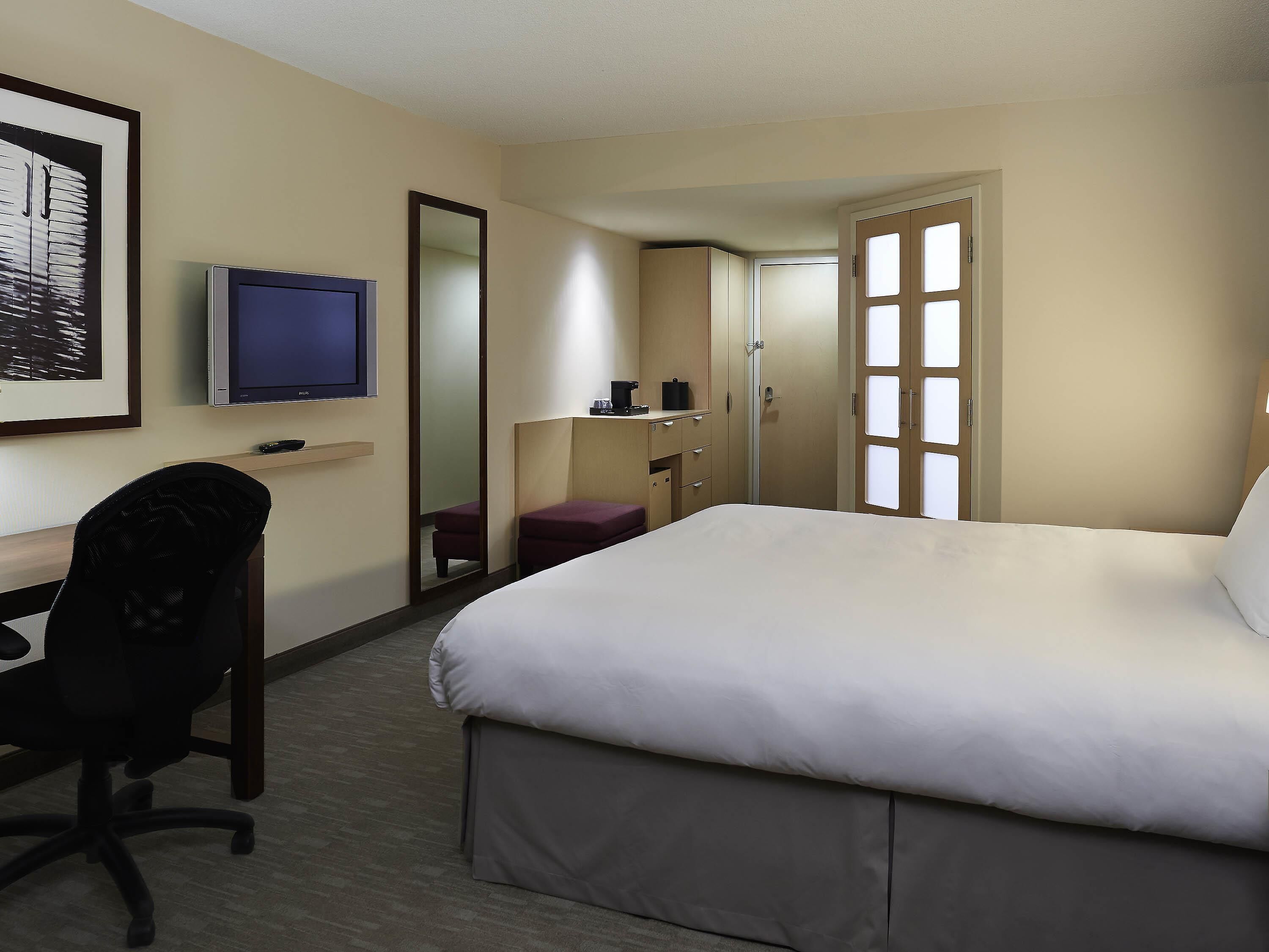 Superior Room, 1 King Bed | Premium bedding, in-room safe, desk, laptop workspace