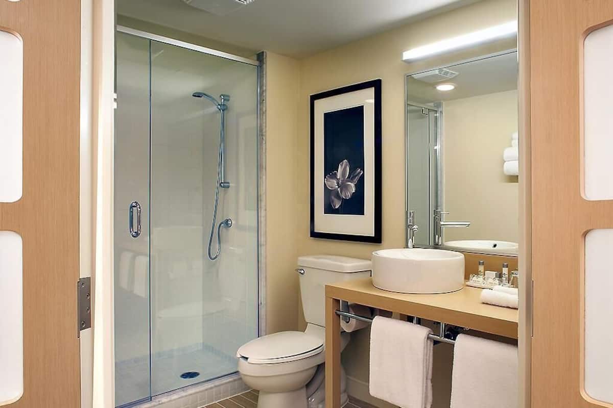 Superior Room, 1 King Bed | Premium bedding, in-room safe, desk, laptop workspace