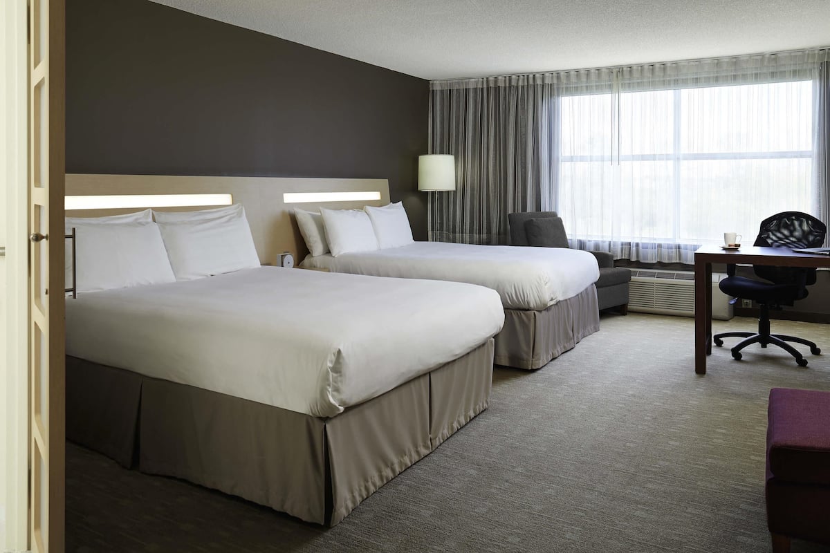 Premium bedding, in-room safe, desk, laptop workspace