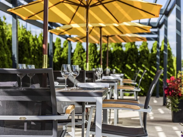 Melayani sarapan dan makan malam 