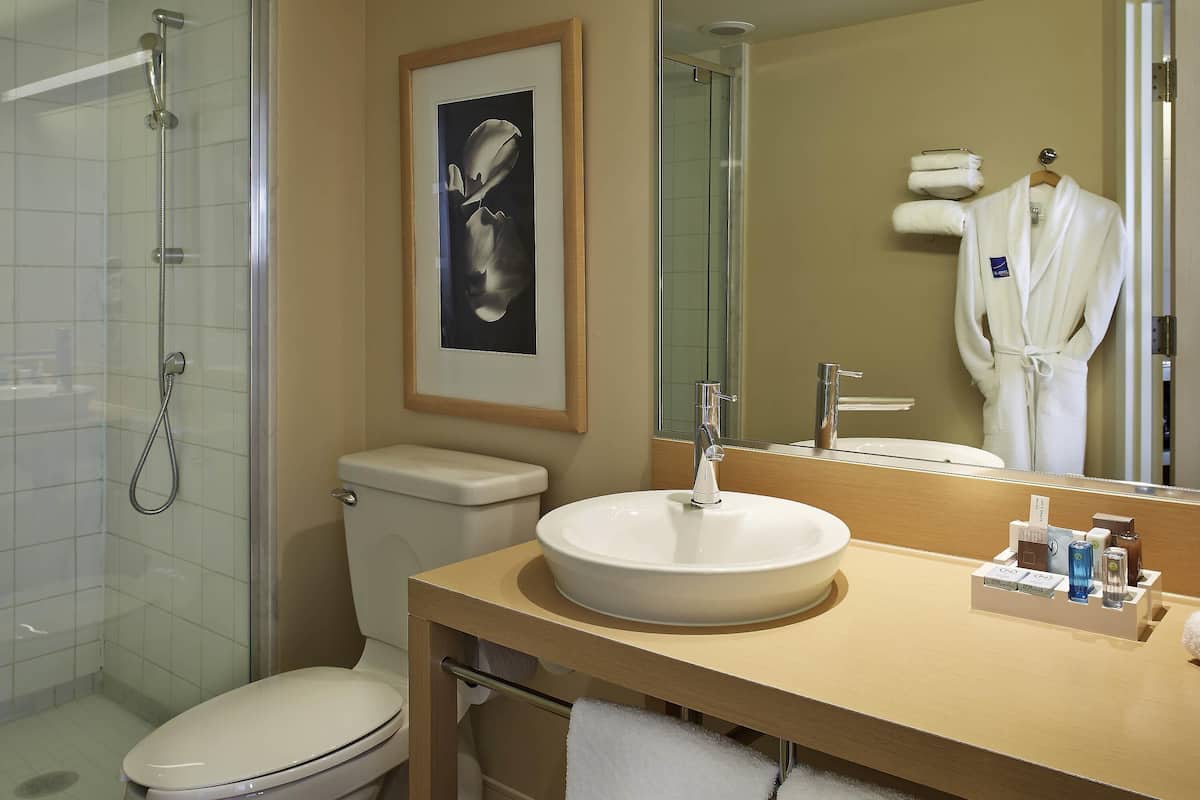 Premium bedding, in-room safe, desk, laptop workspace