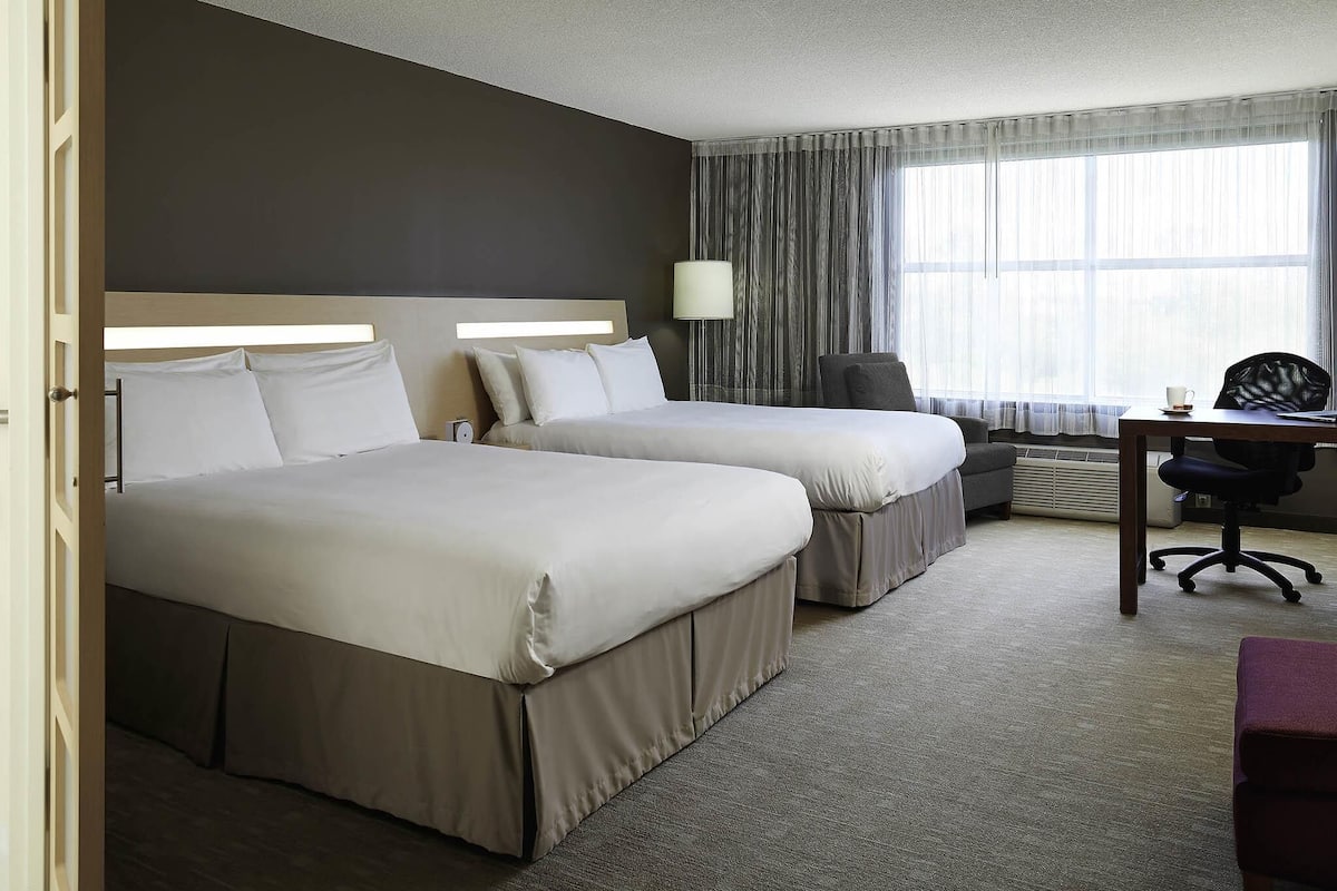 Premium bedding, in-room safe, desk, laptop workspace