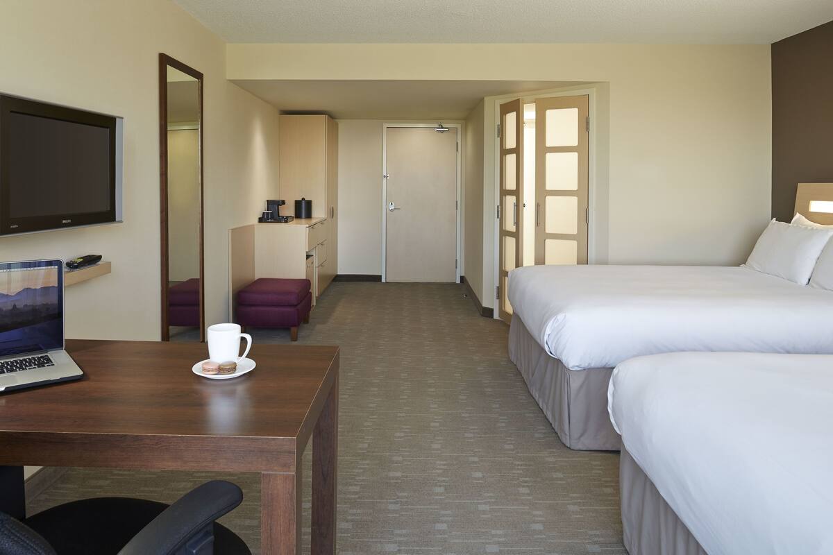 premium bedding, in-room safe, desk, laptop workspace