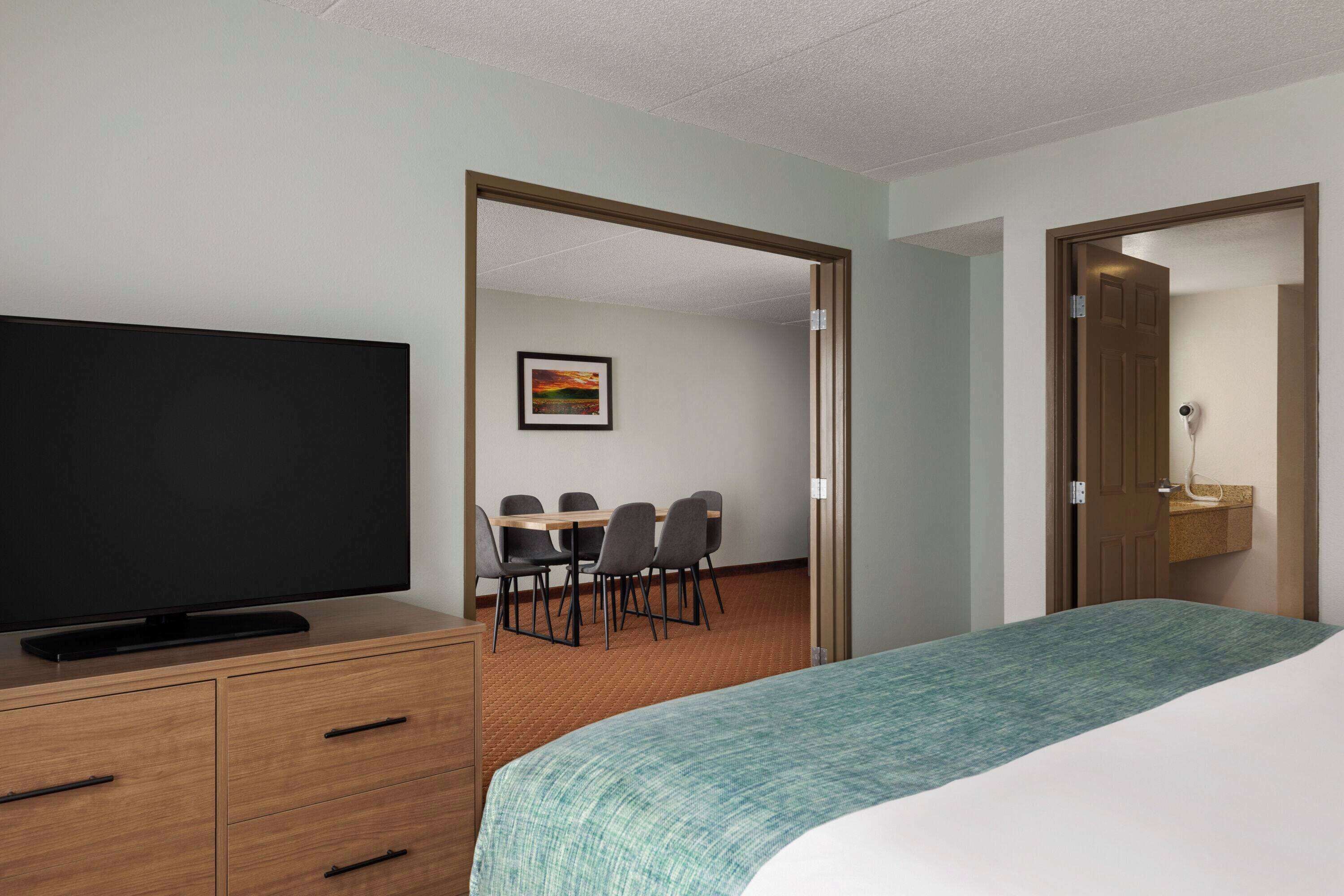Premium bedding, in-room safe, desk, blackout drapes