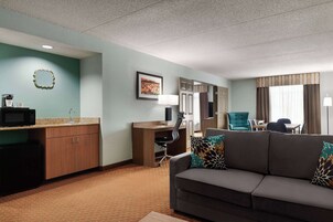 高档床上用品、客房内保险箱、办公桌、遮光窗帘