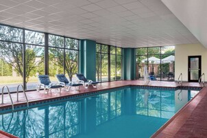 室内游泳池，09:00 至 22:00 开放，日光浴躺椅