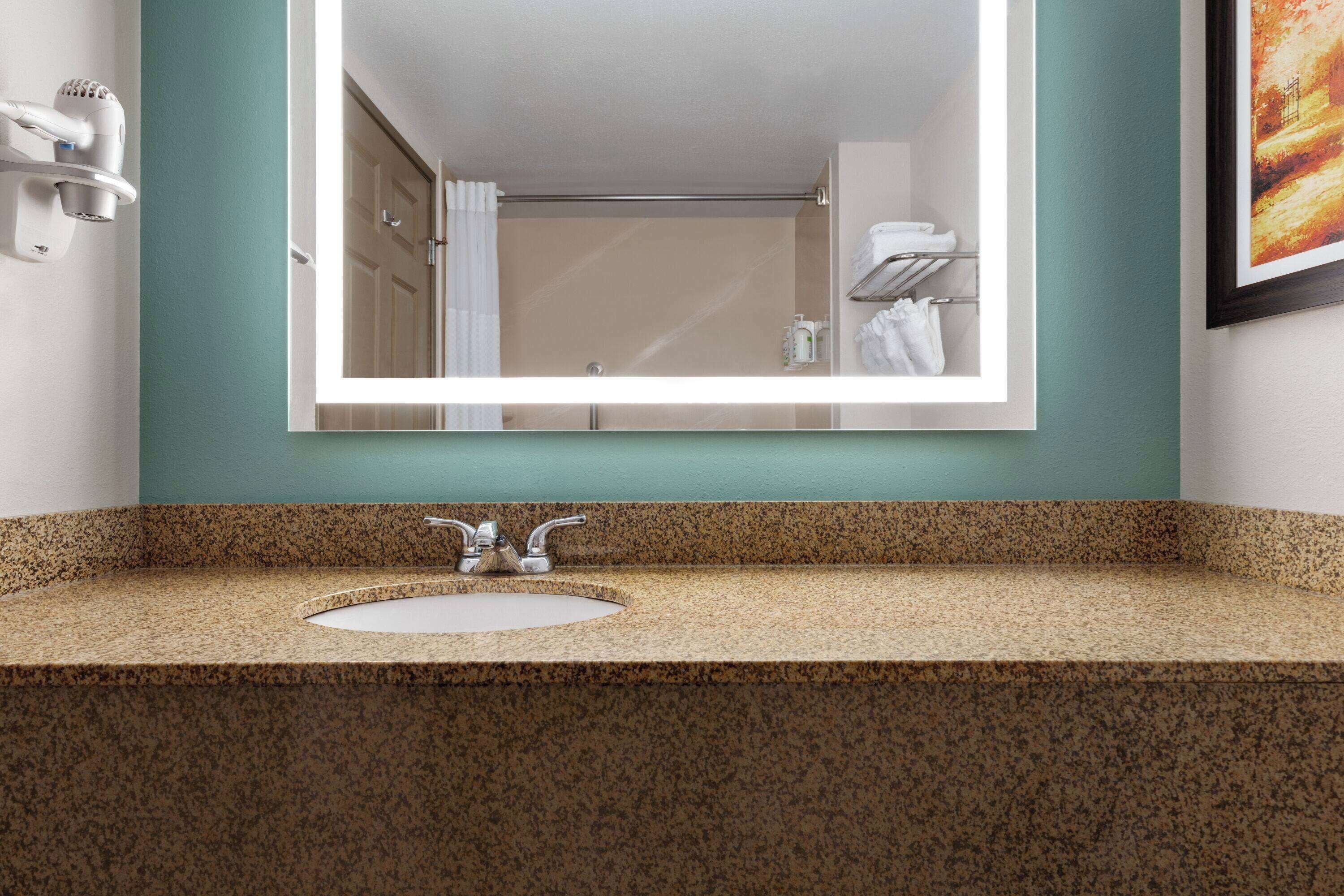 Photo - Wingate by Wyndham Louisville East