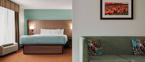 Habitación de hotel con cama, sofá, un cuadro colgado en la pared y ventana con cortinas.