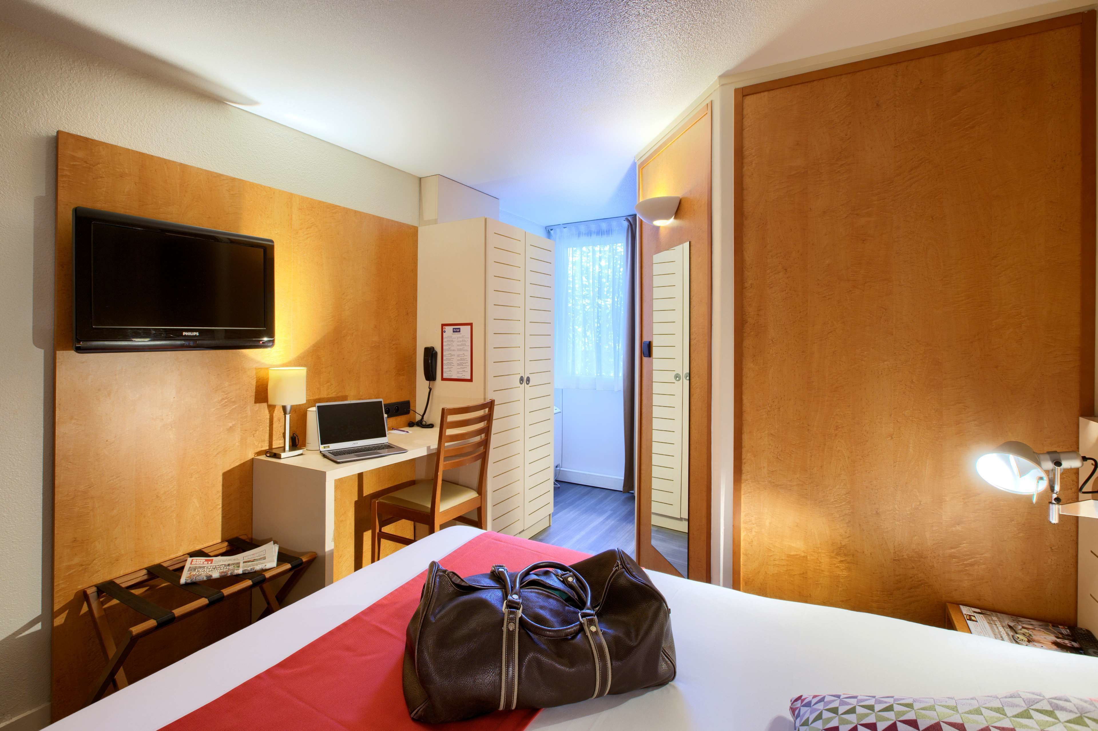 standard room, 1 double bed | individually decorated, individually furnished, desk, blackout curtains