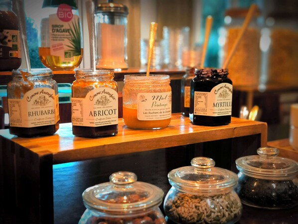 Daily buffet breakfast (EUR 13.50 per person) - Hôtel Kyriad Libourne - Saint Emilion (Arveyres)