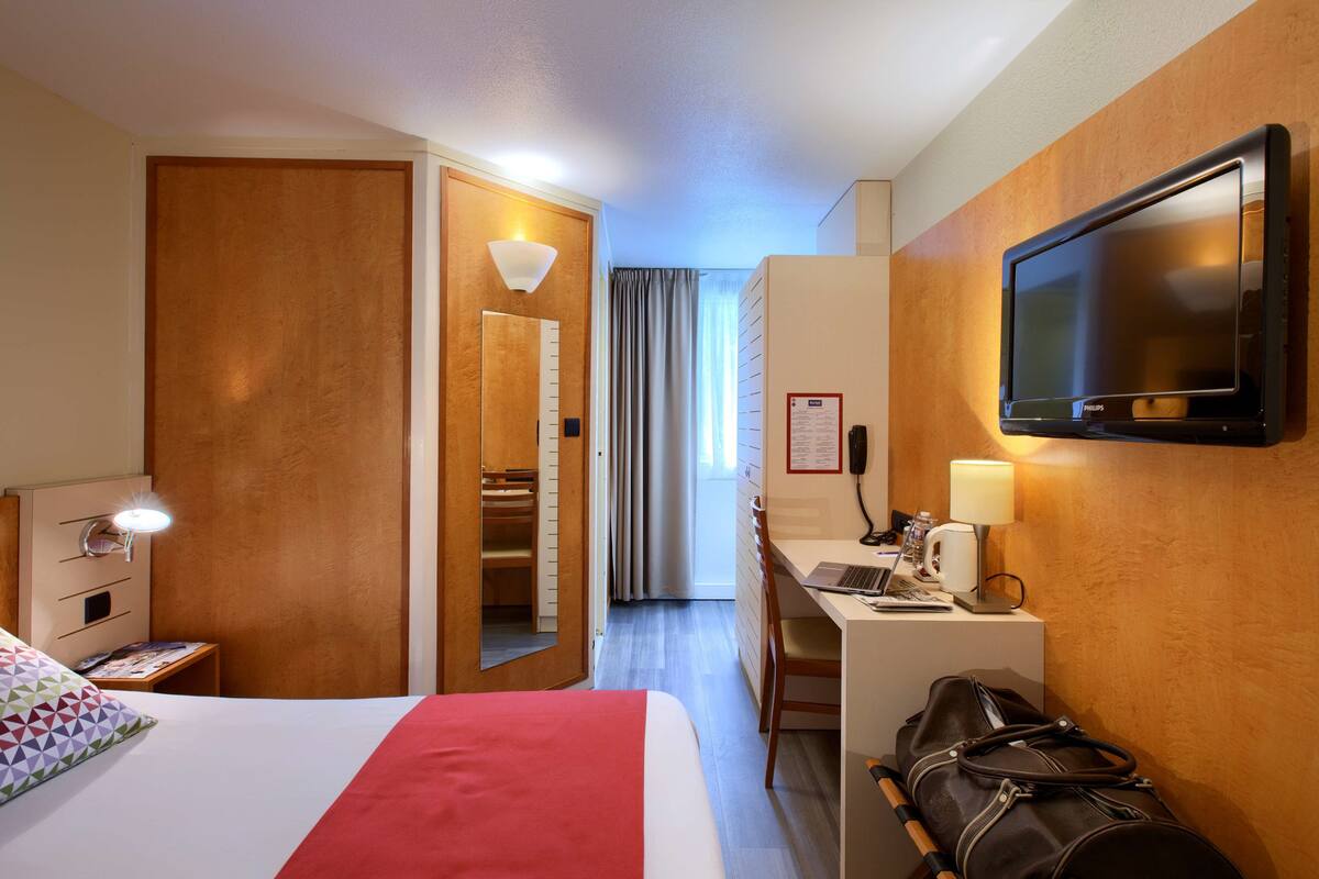 standard room, 1 double bed | individually decorated, individually furnished, desk, blackout curtains